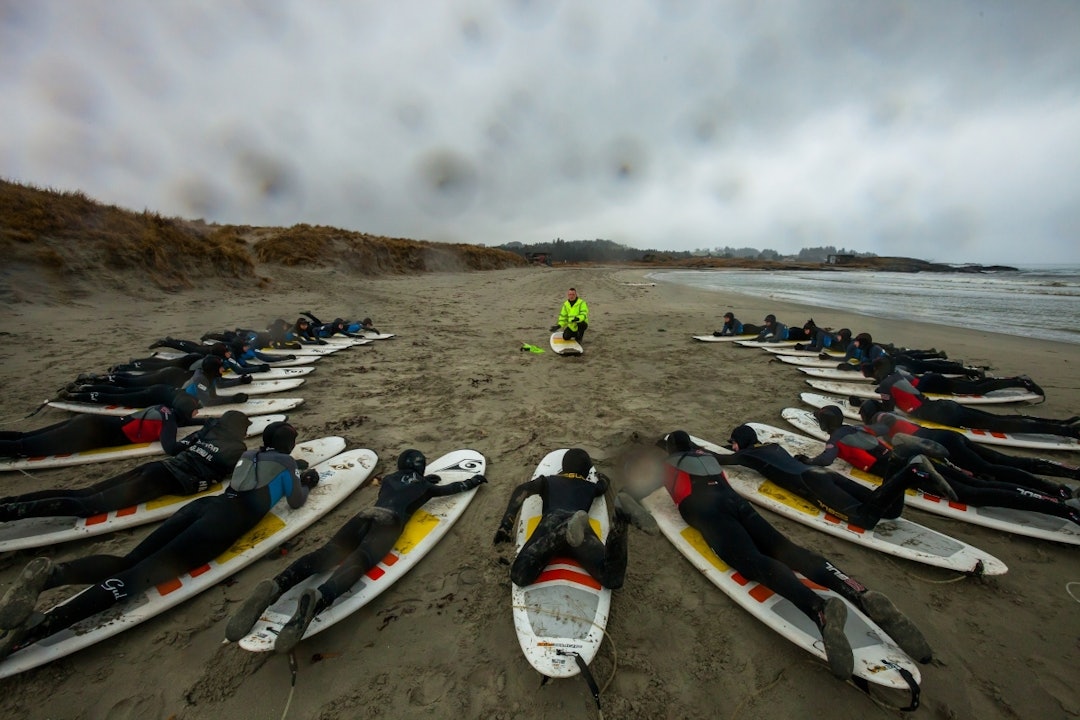 SURFEHELG: Yes we can! Drømmen om å kunne surfe ender fort opp på lista over ting du aldri fikk gjort. Men hei! Gjør noe med det. Surfekurs i helgene for folk på alle nivåer arrangeres på Jæren. Foto: Vegard Vistad og Bølgen Media
SURFEHELG: Yes we can! Drømmen om å kunne surfe ender fort opp på lista over ting du aldri fikk gjort. Men hei! Gjør noe med det. Surfekurs i helgene for folk på alle nivåer arrangeres på Jæren. Foto: Vegard Vistad og Bølgen Media