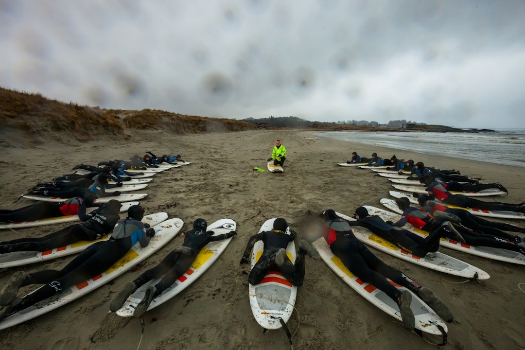  SURFEHELG: Yes we can! Drømmen om å kunne surfe ender fort opp på lista over ting du aldri fikk gjort. Men hei! Gjør noe med det. Surfekurs i helgene for folk på alle nivåer arrangeres på Jæren. Foto: Vegard Vistad og Bølgen Media