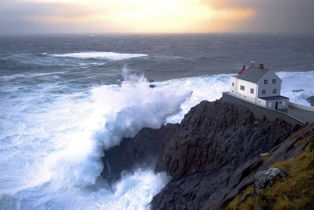 HAVEVENTYR: Tenk å våkne opp til lyden av havet som banker på døra! Kråkenes fyr i Vågsøy kommune ligger så nær havet du kan komme før det eventuelt heter båt. Foto: Thomas Buckhardt