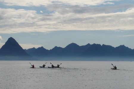 SURFSKI: Vi tok pulsen på det lille, men entusiastiske surfski-miljøet i Norge. Foto: Arctic Kayak Race  surfski kajakk