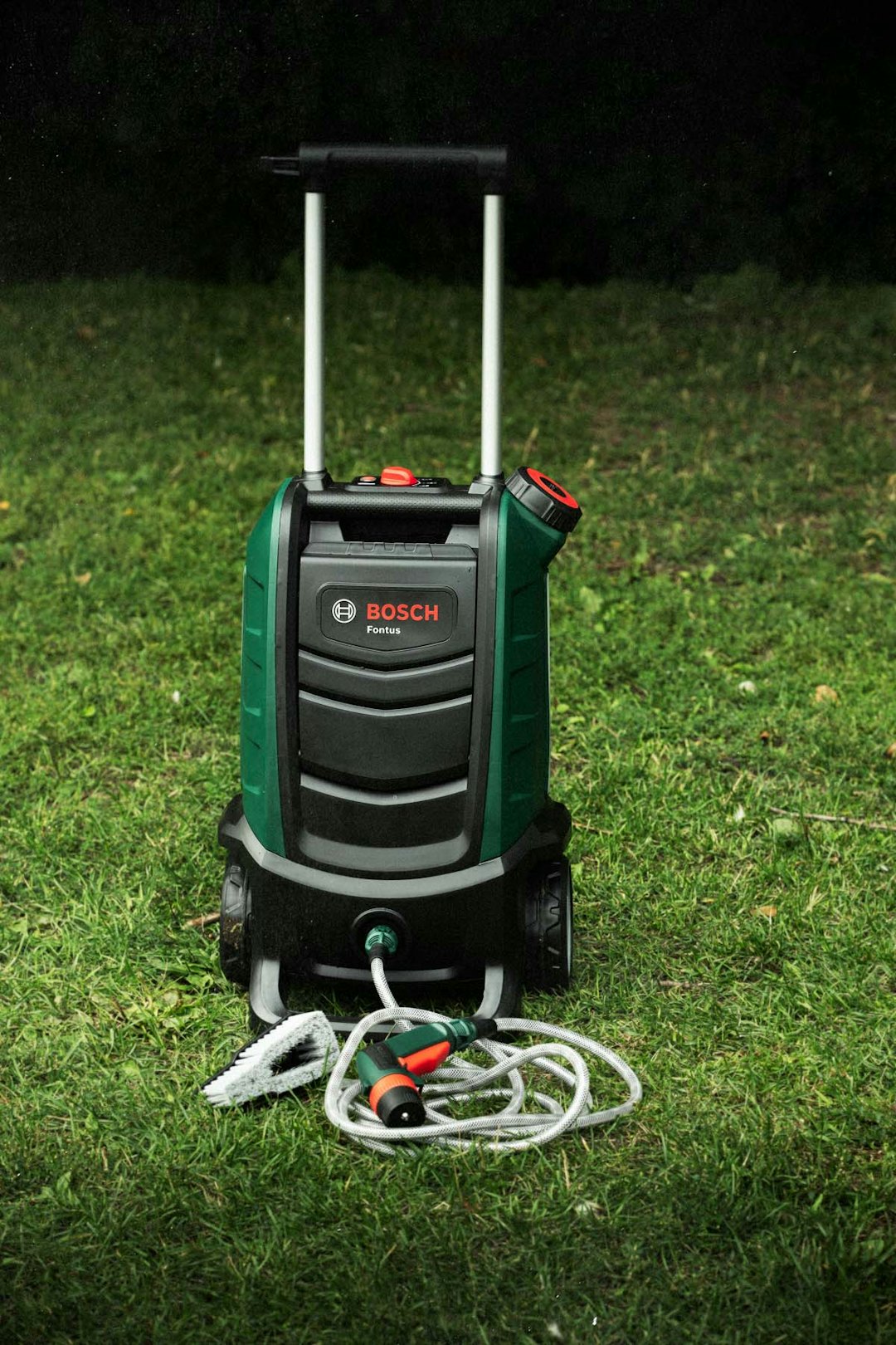 HAGEKLAR: Bosch Fontus er stor med solid kvalitetsfølelse. 15 liter vanntank og 60 minutter batteritid gjør det lett å få sykkelen helt ren HAGEKLAR: Bosch Fontus er stor med solid kvalitetsfølelse. 15 liter vanntank og 60 minutter batteritid gjør det lett å få sykkelen helt ren