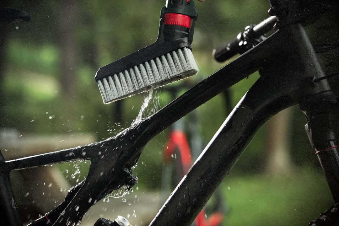 KRAFTIG: Børsten til Bosch Fontus har myk og kraftig bust. Den skrus trygt fast på spyler- pistolen. KRAFTIG: Børsten til Bosch Fontus har myk og kraftig bust. Den skrus trygt fast på spyler- pistolen.