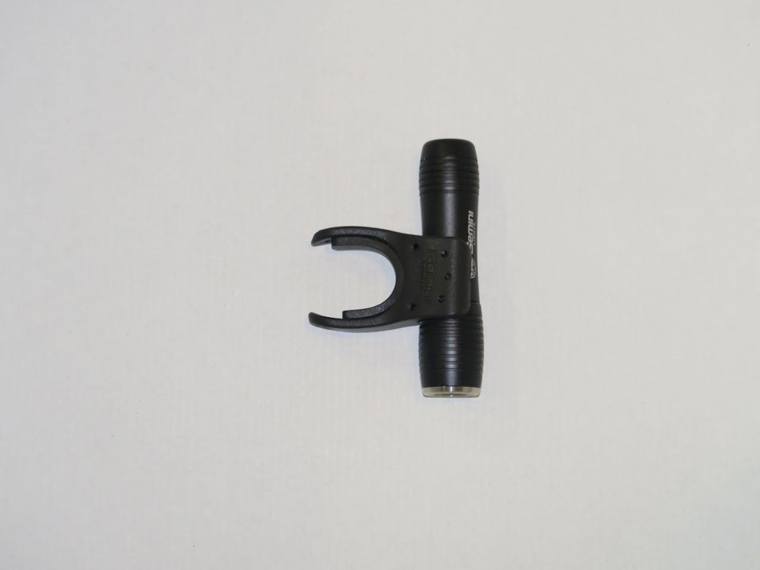 STYREKLYPE: Du må bruke en strips for å feste klypa til styret. Lykta holdes solid på plass. STYREKLYPE: Du må bruke en strips for å feste klypa til styret. Lykta holdes solid på plass.