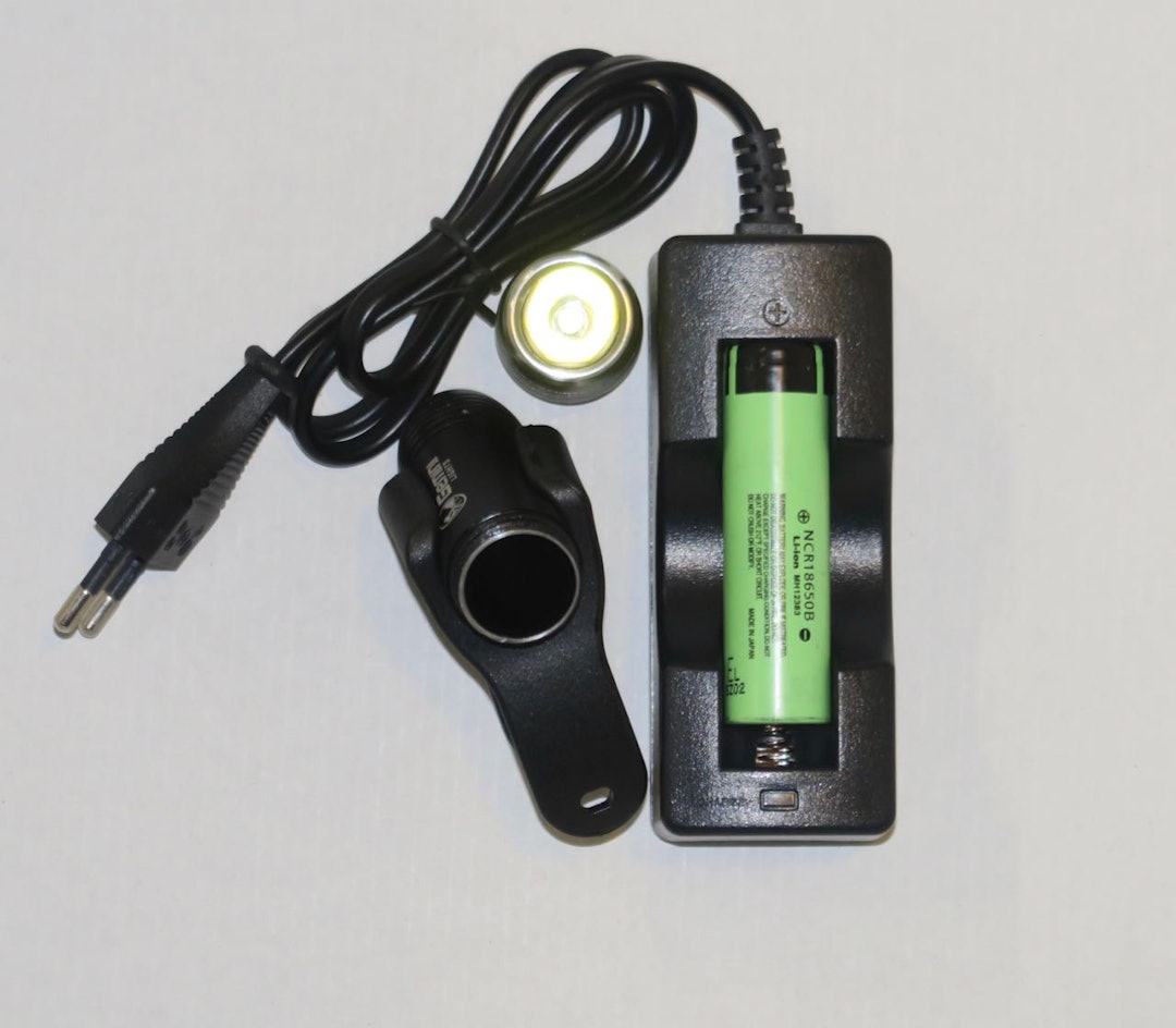 LADING: Du må ta ut batteriet og bruke den medfølgende laderen for å lade Gemini-lykta. LADING: Du må ta ut batteriet og bruke den medfølgende laderen for å lade Gemini-lykta.