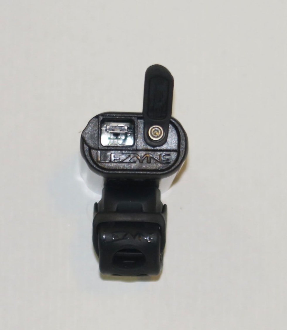 TRANGT: Ikke alle Micro-usb-kabler kommer inn i åpningen bak på Lezyne-lykta. TRANGT: Ikke alle Micro-usb-kabler kommer inn i åpningen bak på Lezyne-lykta.