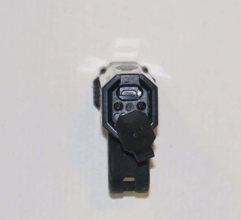 LITT TRANGT: Usb-kontakt bakpå lykta er litt trang å komme til. Ikke alle micro-usb-kabler vil passe. LITT TRANGT: Usb-kontakt bakpå lykta er litt trang å komme til. Ikke alle micro-usb-kabler vil passe.