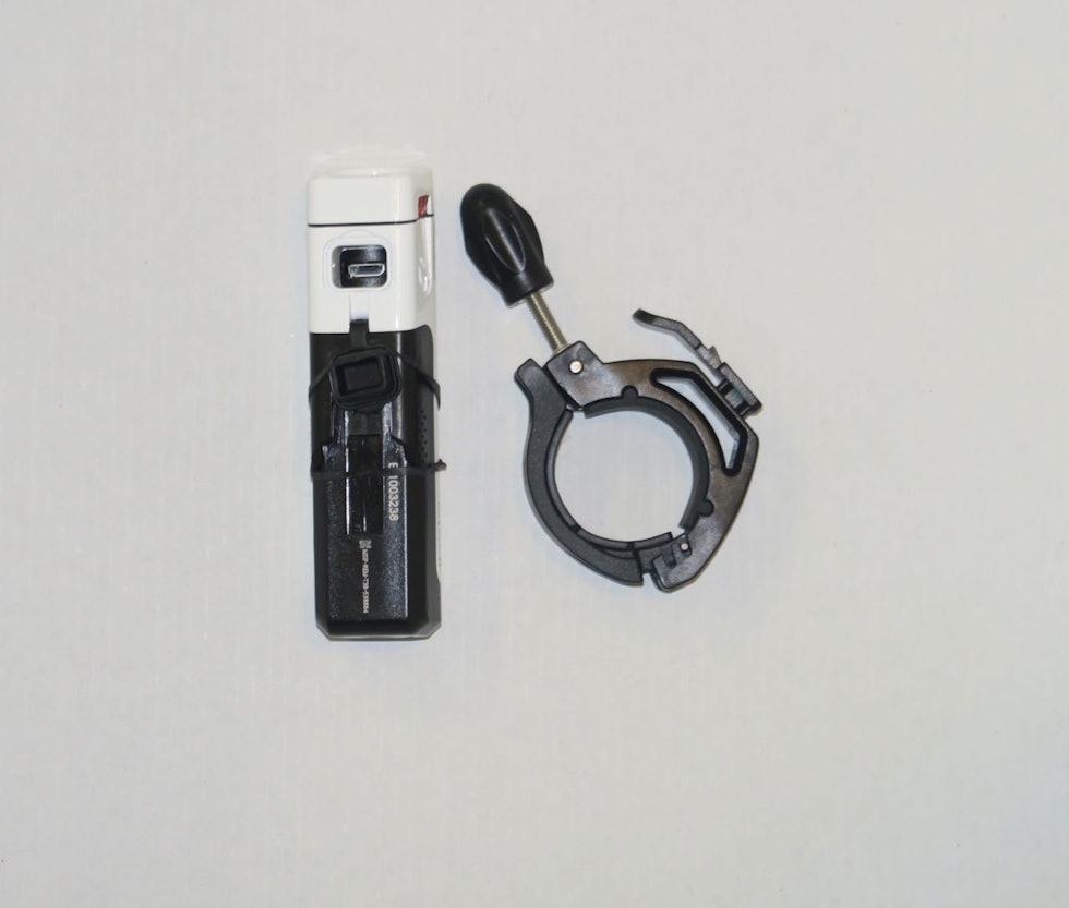 STANDARD: Micro-USB-kabelen går rett inn her. De fleste kabler vil passe. STANDARD: Micro-USB-kabelen går rett inn her. De fleste kabler vil passe.
