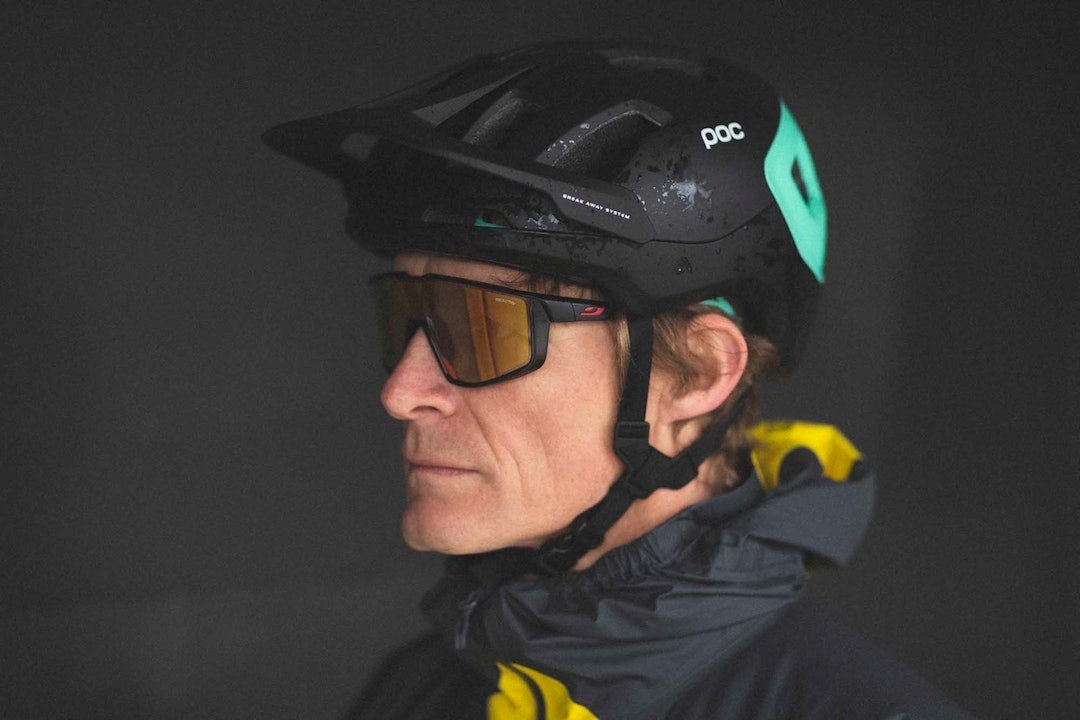 GYLDNA GLAS: Julbo Fury-brillene skifter fra lett gyldne til ganske så mørke på et blunk. Foto: Kristoffer H. Kippernes Julbo Fury Reactive