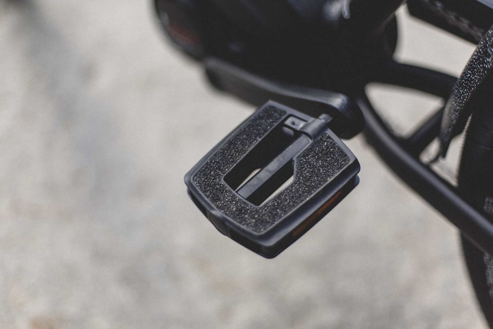 GJENNOMTENKT: Pedalene på Electra Path Go er ikke glatte - her har du en ru overflate med godt grept, og du kan likegodt sykle med sandaler som sko. Foto: Kristoffer H. Kippernes. test electra path go elsykkel 2021