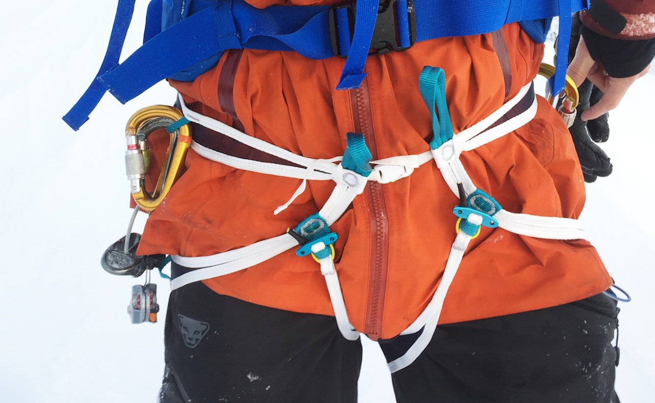 KLATRESELESELFIE: ...det kan kanskje bli en populær emneknagg på Instagram? Her er i hvert fall Blue Ice i aksjon på skitur i bratte fjell på Nordmøre. Foto: Tore Meirik