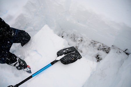KLARE KRAV: UIAA-godkjente skredspader må ha størrelse, form og styrke som er basert på tiden det tar å grave stort og dypt nok hull – i knallhard snø - for å finne et skredoffer på den gjennomsnittlige dybden mellom 1 og 1,3 meter, på seks minutter. Bilde: Martin Innerdal Dalen KLARE KRAV: UIAA-godkjente skredspader må ha størrelse, form og styrke som er basert på tiden det tar å grave stort og dypt nok hull – i knallhard snø - for å finne et skredoffer på den gjennomsnittlige dybden mellom 1 og 1,3 meter, på seks minutter. Bilde: Martin Innerdal Dalen