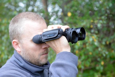 Termiske håndkikkerter og sikter kan bli forbudt å bruke under jaktutøvelse på alt annet enn villsvin. (Ill.foto: Egill J. Danielsen) jeger termisk håndholdt kikkert