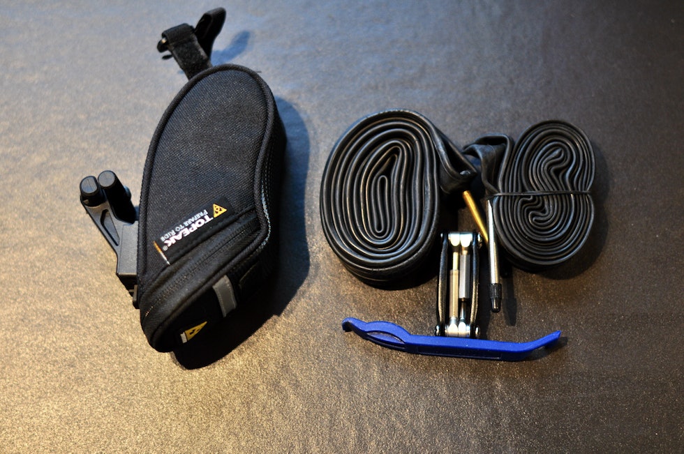 STOR, MEN TRANG: Topeak Micro Wedge har plass til to standardslanger med litt innsats. Egne rom lar deg skille miniverktøy og dekkspaker fra slangene. Topeak Aero Micro Wedge