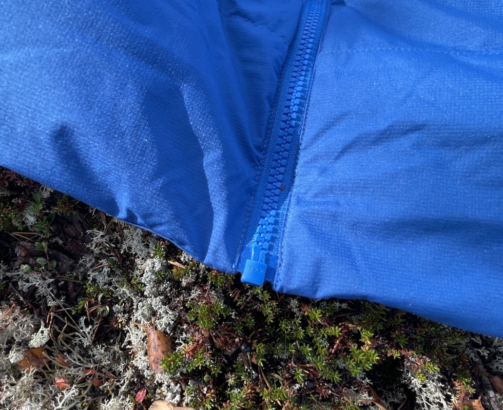 Hmmm: Hvorfor er det ikke toveis glidelås? Det er for eksempel veldig viktig når man sikrer en som klatrer, ellers må jakka være helt åpen. Bergans Røros mangler toveis glidelås