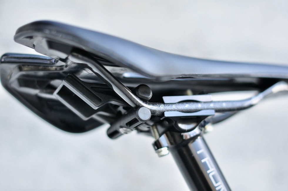 PLASTFESTE: Festet som monteres under setet er tungt og unødvendig komplisert. Topeak Aero Micro Wedge