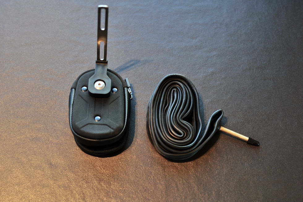 KUN SLANGE: Du kan få plass til en lettvektsslange og et verktøy, eller kun en standardslange. Topeak Ninja Pack Road