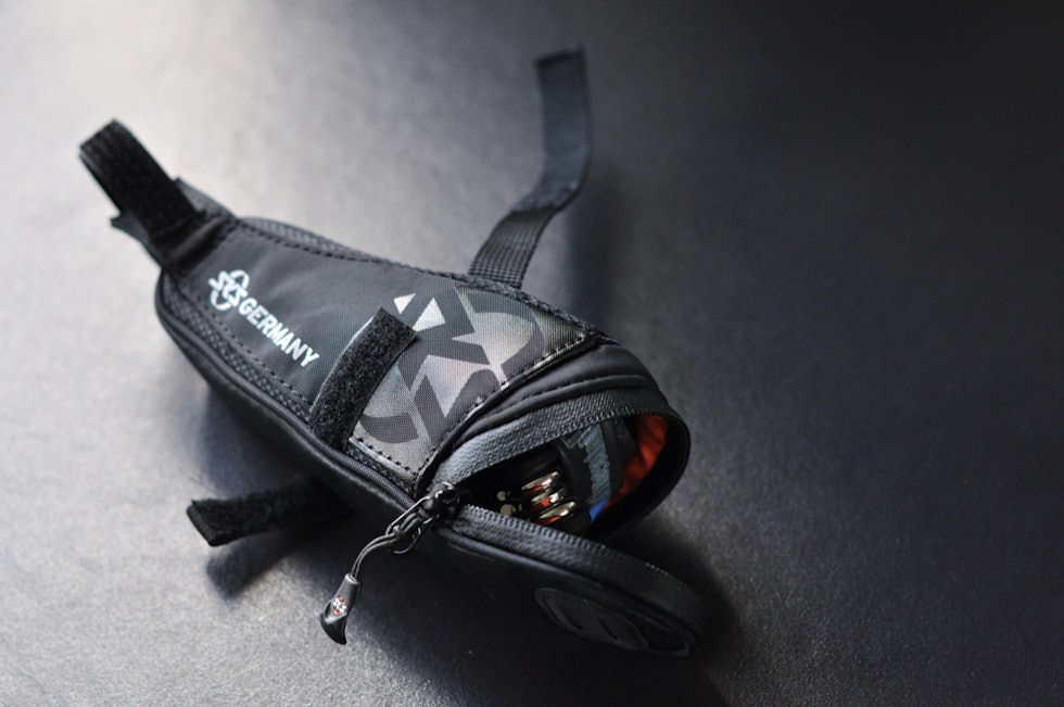 LITEN: SKS Racer Straps 300 er smal og trang. Du har plass til to små slanger, miniverktøy og en kortere dekkspak. SKS Racer Straps 300