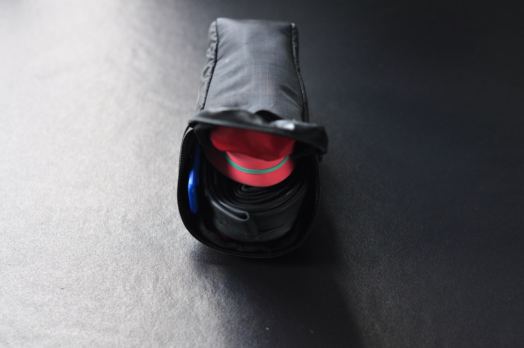 TO STANDARDSLANGER: Miniverktøy i egen lomme og grei plass til dekkspaker ved siden av slangene. Blackburn Grid Small