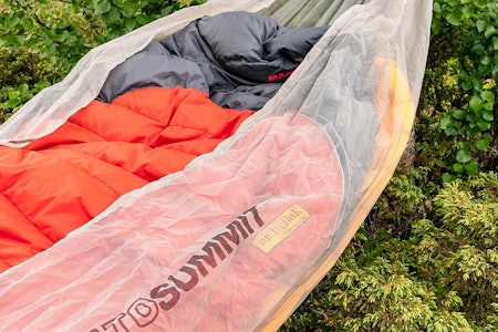 ULTRALIGHT HENGEKØYE: Sea to Summits vektbesparelse går noe utover sovekomforten. Sea to Summit ultralight hengekøye til test i skogen