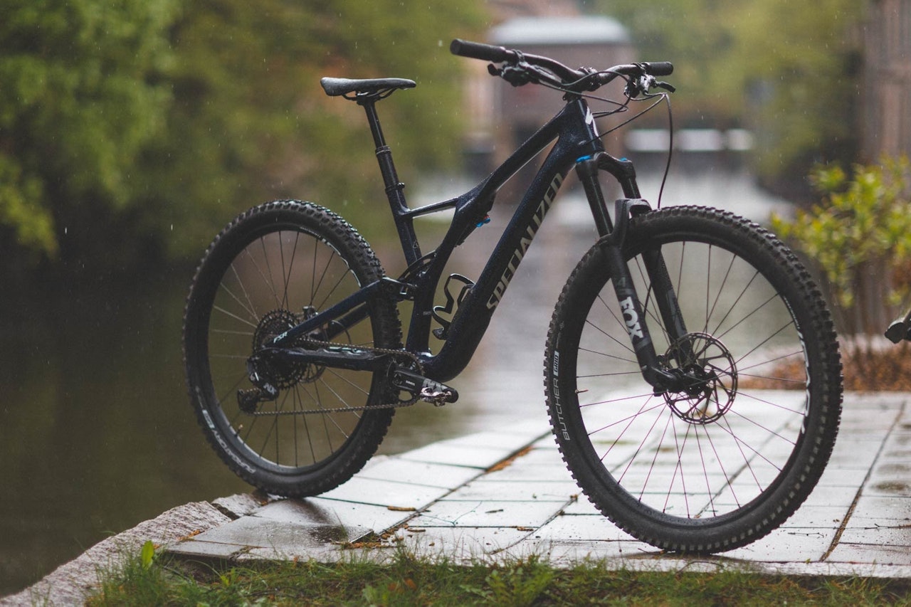 DYP BLÅ: Fargen på Specialized Stumpjumper ST Comp er dyp og lekker. Utstyrsnivået er lavt. Egenskapene i terrenget overbeviser likevel stort. DYP BLÅ: Fargen på Specialized Stumpjumper ST Comp er dyp og lekker. Utstyrsnivået er lavt. Egenskapene i terrenget overbeviser likevel stort.