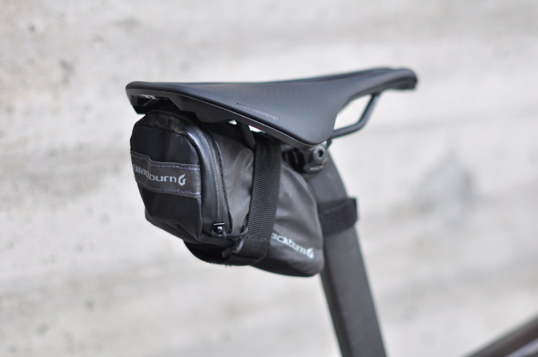 LITT EKSTRA PLASS: Blackburn Grid Small har litt ekstra plass, men sitter likevel stramt. Hele refleksfelt på siden er bra. Blackburn Grid Small