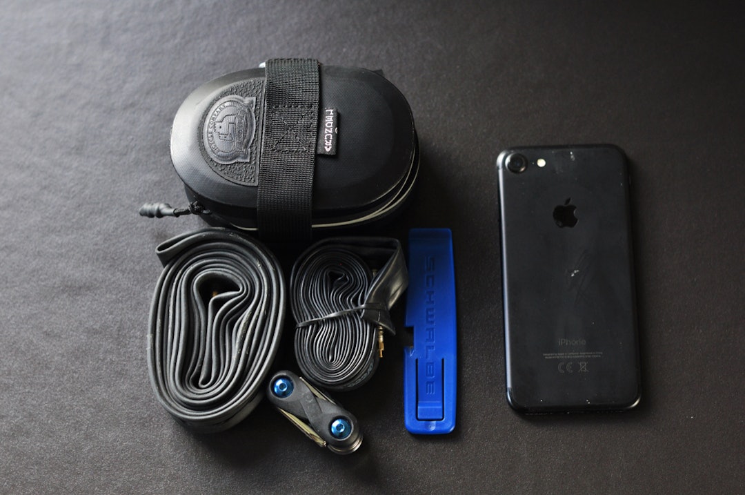 PASSE STOR: I Arundel Pico får vi plass til en vanlig og en liten slange, miniverktøy og dekkspak. Da er det fortsatt rom for lappesaker og en pengeseddel. Mobiltelefonen kun som størrelse-referanse ARUNDEL PICO