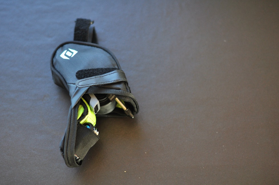 MED STRIKK: Verktøystrikken på lokket passer fint til det medfølgende verktøyet, eller Pro-verktøyet vi har festet her. Syncros Saddle Bag size S