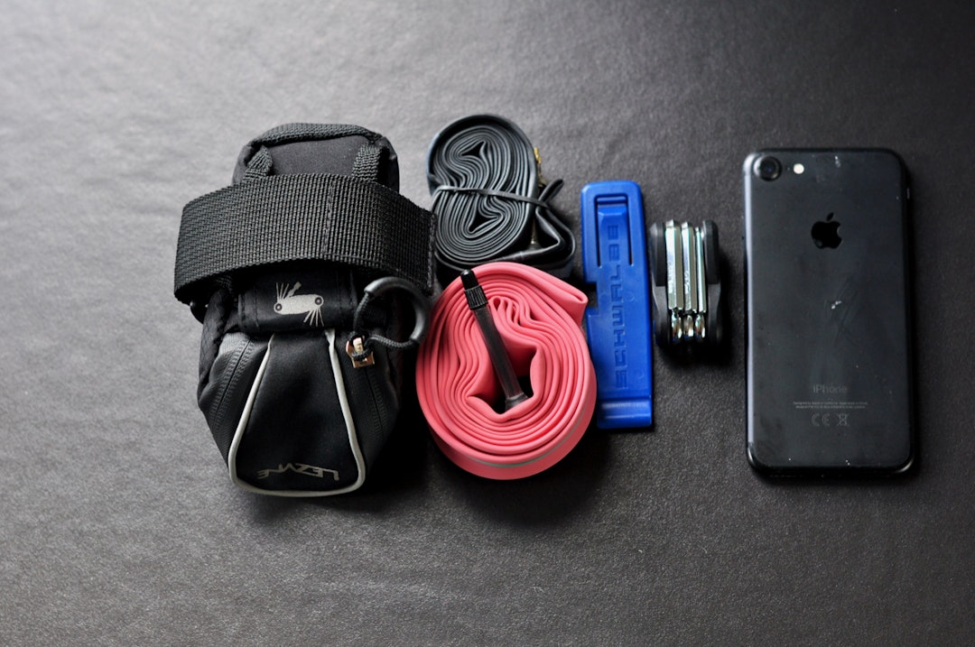 AKKURAT DET DU TRENGER: En standardslange, en lettvektsslange, dekkspaker og miniverktøy. Du får med deg det du trenger i Lezyne Micro Caddy Lezyne Micro Caddy