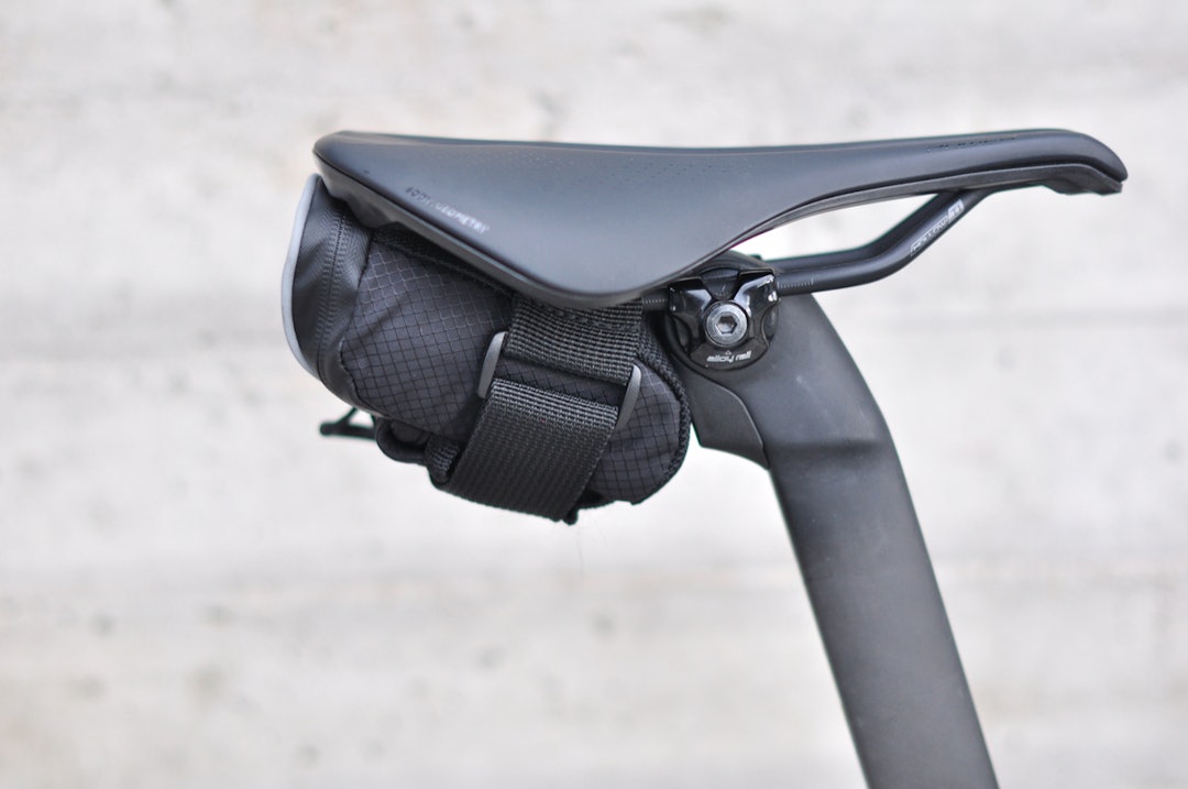 KOMPAKT: Lezyne sin mini-veske sitter tett oppunder setet med kun en kraftig borrellåsstropp Lezyne Micro Caddy