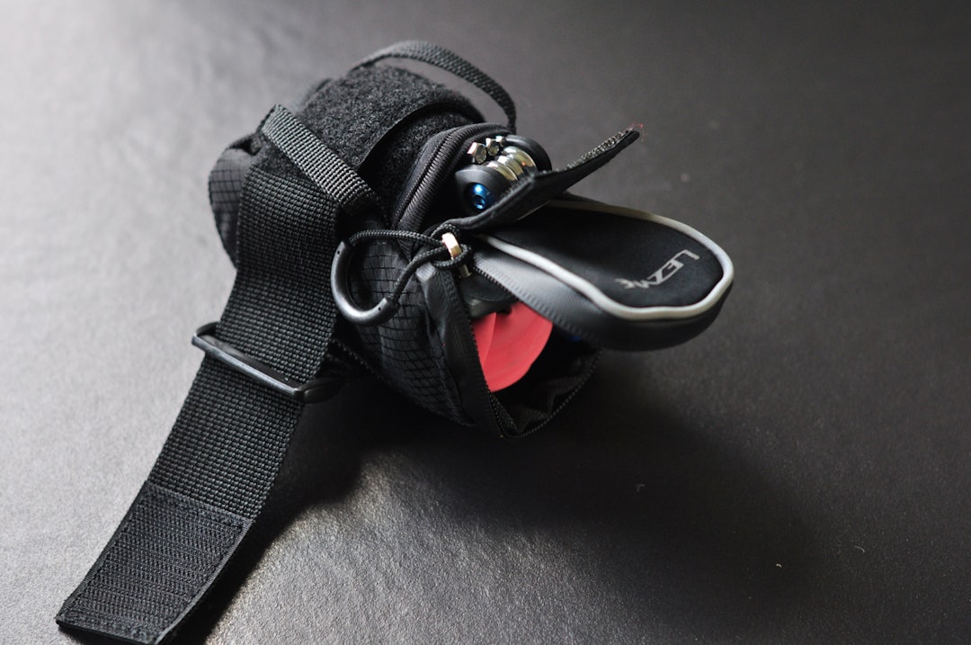 EGNE ROM: Verktøyrommet utenpå, og to slirer inni lar deg skille slangen(e) fra skarpe verktøy og dekkspaker. Miniverktøyet er lett tilgjengelig uten å løsne vesken fra sykkelen Lezyne Micro Caddy