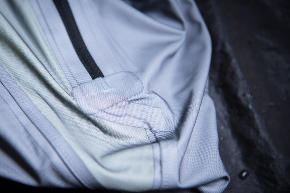 OVERLEGNE: Kanskje ikke overraskende at selskapet som lager membranen Gore-Tex også er gode på sømmer. Her er det både tett og pustende. OVERLEGNE: Kanskje ikke overraskende at selskapet som lager membranen Gore-Tex også er gode på sømmer. Her er det både tett og pustende.
