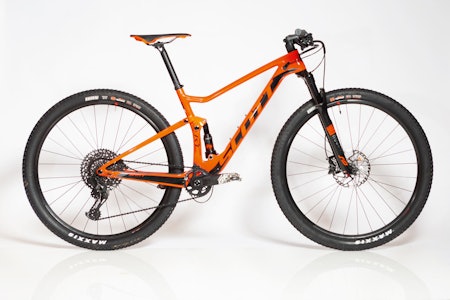 VÄRLDSMÄSTERCYKELN: Både svenske Crescent og Eddy Merckx har vunnet VM-titler på oransje sykler. Scott Spark har de siste årene vunnet alle de viktigste rundbanerittene. VÄRLDSMÄSTERCYKELN: Både svenske Crescent og Eddy Merckx har vunnet VM-titler på oransje sykler. Scott Spark har de siste årene vunnet alle de viktigste rundbanerittene.