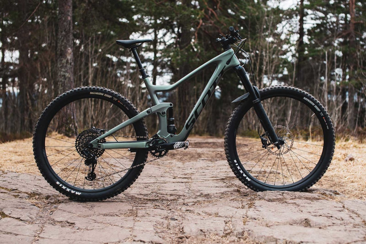 ELEGANT PROFIL: Scott Ransom ser stram og solid ut. Frontrammen i karbon glir nesten sømløst sammen med bakrammen i aluminium. ELEGANT PROFIL: Scott Ransom ser stram og solid ut. Frontrammen i karbon glir nesten sømløst sammen med bakrammen i aluminium.