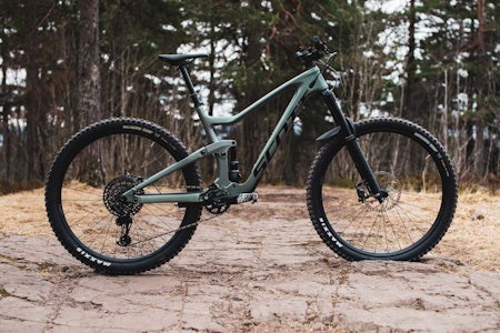 ELEGANT PROFIL: Scott Ransom ser stram og solid ut. Frontrammen i karbon glir nesten sømløst sammen med bakrammen i aluminium. ELEGANT PROFIL: Scott Ransom ser stram og solid ut. Frontrammen i karbon glir nesten sømløst sammen med bakrammen i aluminium.