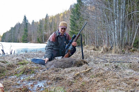 NOSTALGI: Jakka formelig oser av nostalgi og gamle jaktopplevelser. Jaktlykke fastsydd i stoffet, det har den derimot ikke. Eller? vadmelsjakke