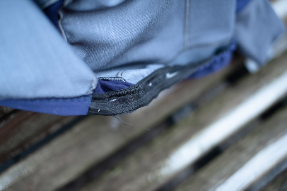 LØSE TRÅDER: Finishen på sømmene kunne vært litt bedre. Løse trådender her og der kler ikke en ellers så eksklusive jakka. Velocio Signature Softshell-jakke