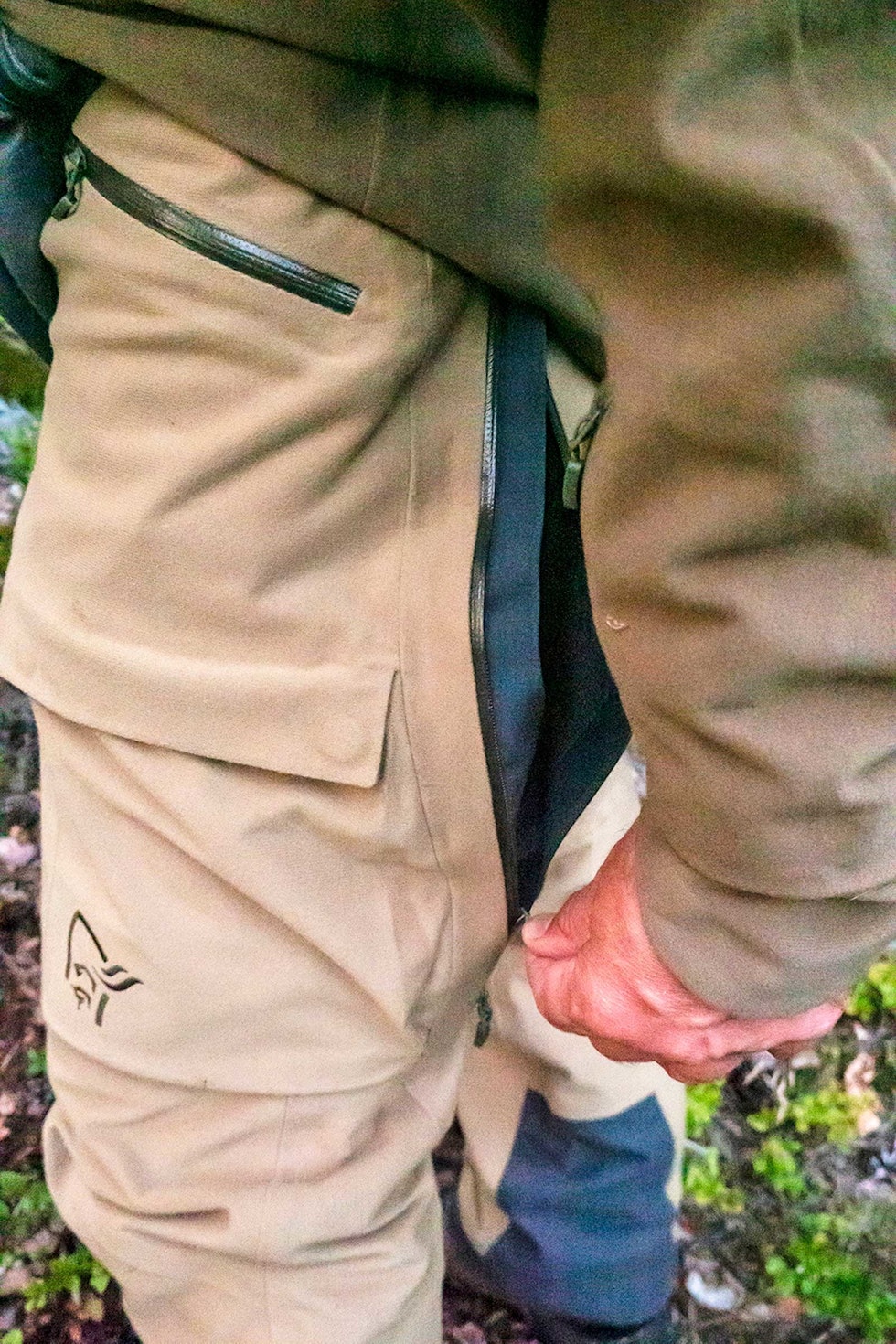 Detaljbilde av glidelås på bukse på Norrøna Kvinnherad jaktdress
