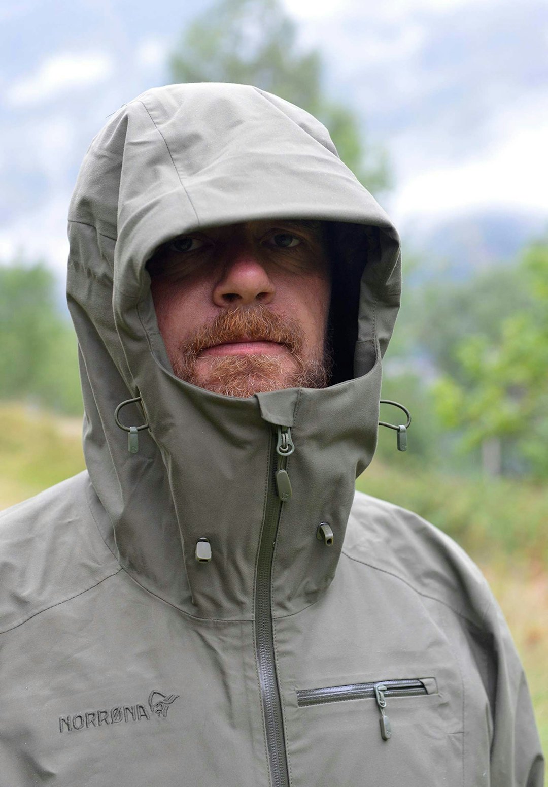 GOD PLASS: Norrøna Dovre har en diger hette og krage som kan snurpes sammen når stormen setter inn. Norrøna-Dovre-Jaktdress-2