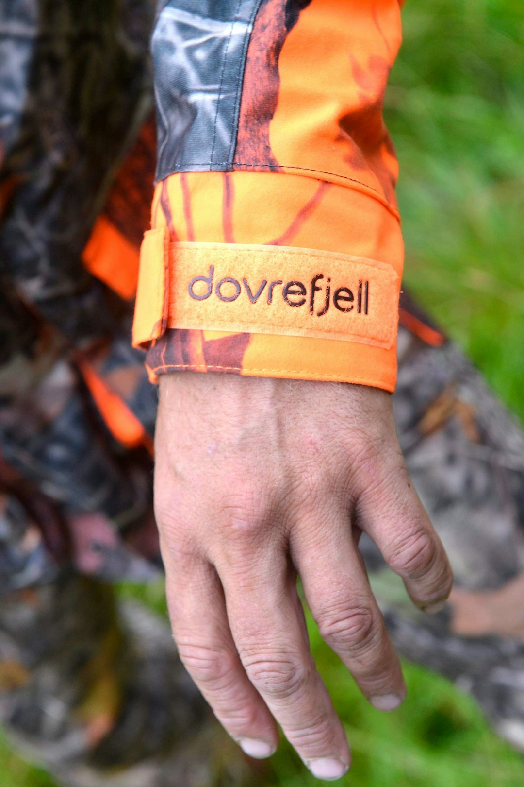 SYNLIGHET: Dovrefjell satser på signalfarger sammen med et tradisjonelt kamomønster. Ermet på Dovrefjell Hunter Vision Pro jaktdress