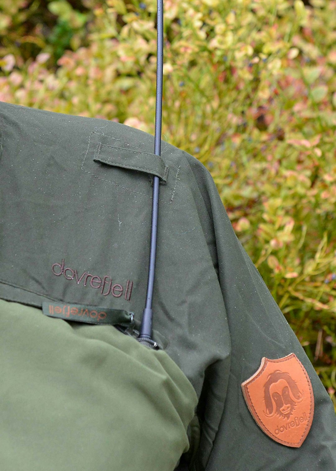 Detaljrik: Selv om Dovrefjell er lav i pris, har Magasinet bekostet smarte detaljer som hempe for lang antenne. Dovrefjell Hybrid Hunter Pro jakke