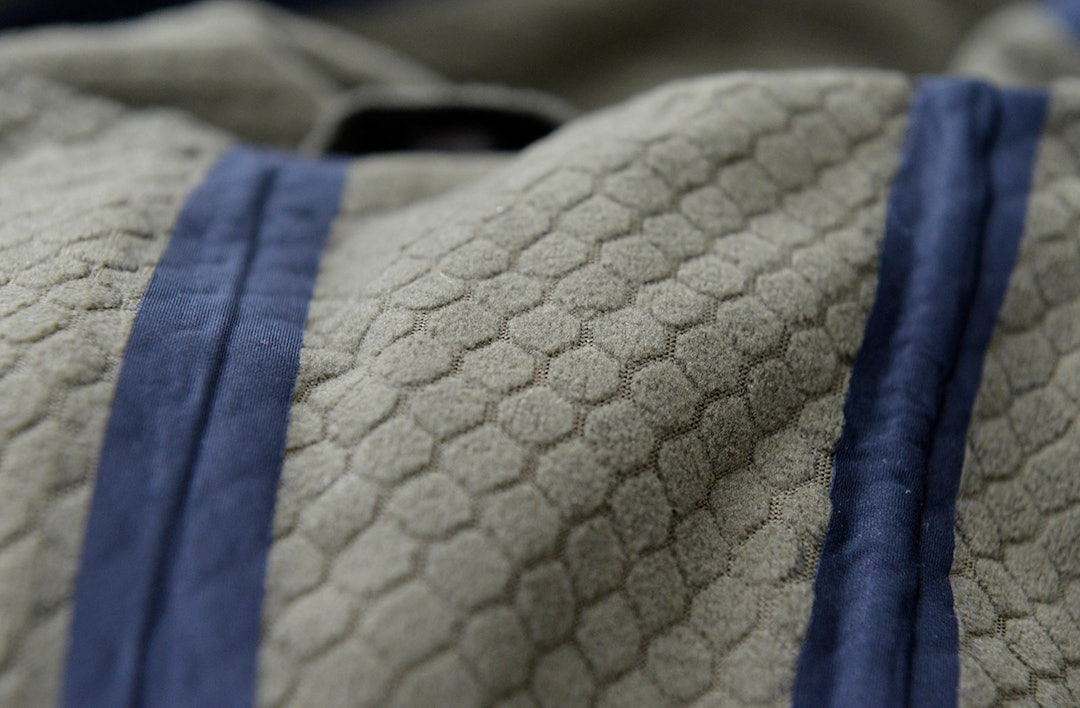 Bikube: Vi blir ikke helt overbevist over effekten av bikube-mønsteret innvendig som visstnok skal ventilere og isolere ekstra. Bikubemønster i stoffet på Seeland Hawker Shell jaktdress