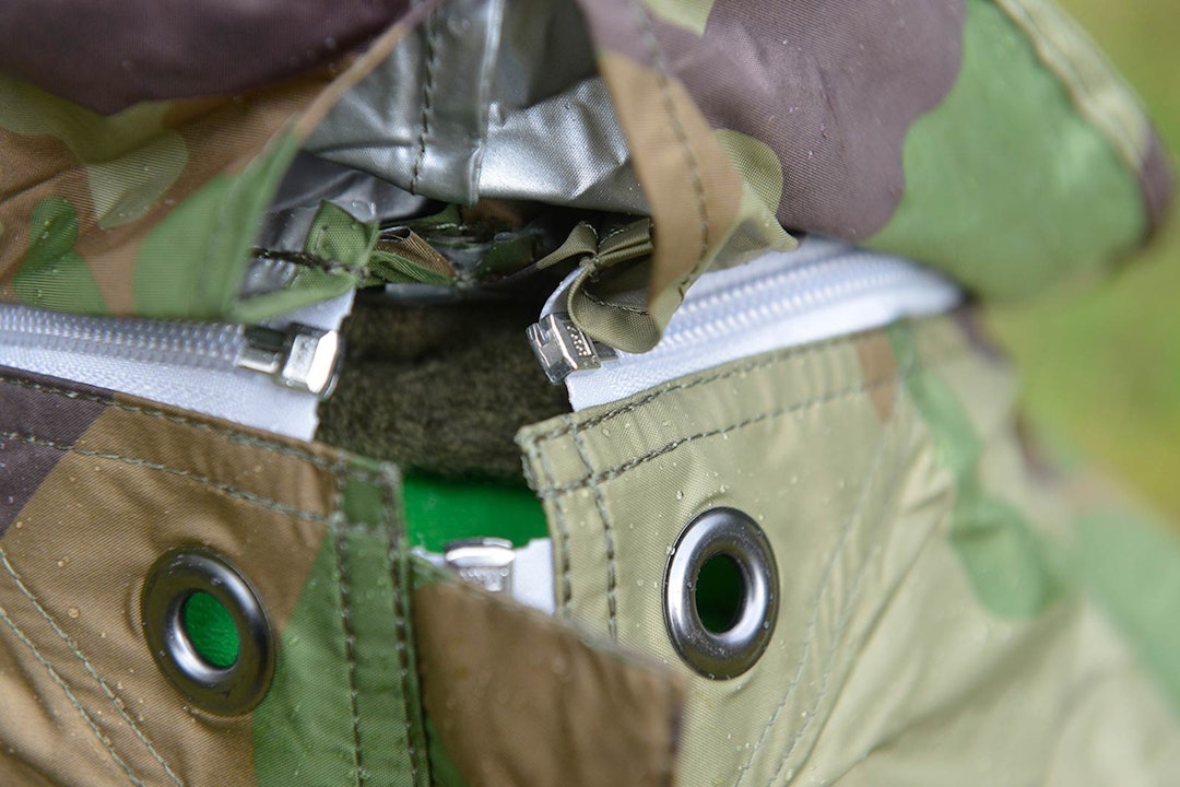 VARMETAP: På Helsports poser er det glippe ved glidelås-innfestingen til hetten. Det kan gi varmetap. nærbilde glidelås Helsport-X-trem