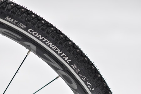 CONTI-PIGGDEKK: Contact Spike 240 fungerer bra til blandet sykling på asfalt, snø og is. Foto: Øyvind Aas Continental Contact Spike 240