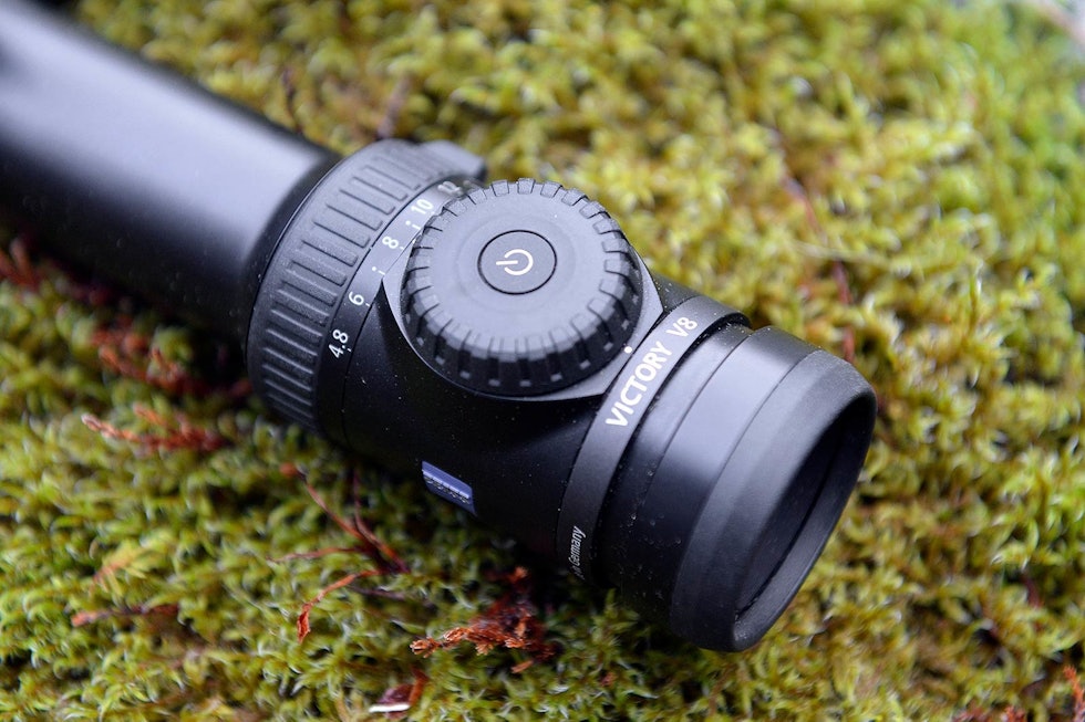 Lettbetjent: Zeiss` lysbryter har av-på knapp i midten og hjul rundt for å stille lysstyrken. Test-Zeiss-Victory-V8-2