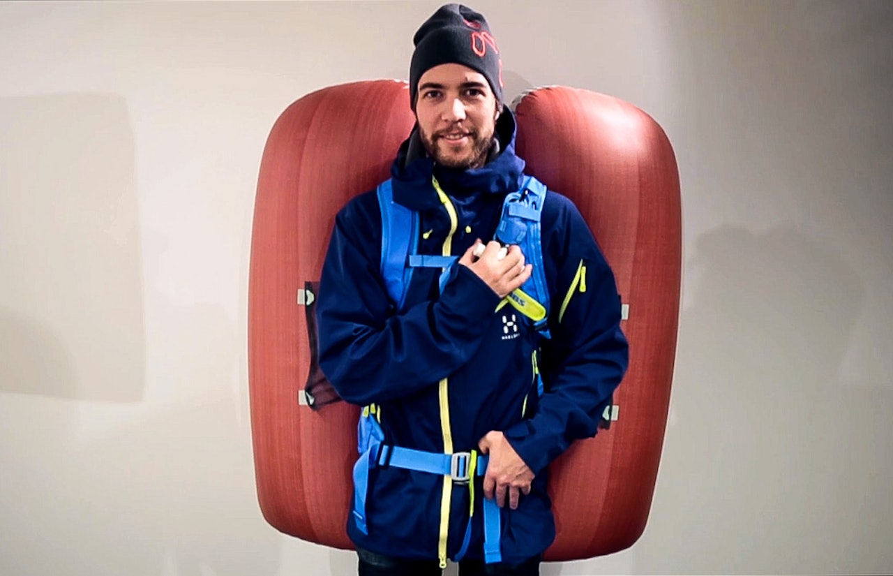 LAR BALLONGEN GÅ: Gasspatron, ballong og alt som har med airbagen å gjøre er levert av ABS. Selve sekken er fra Hagløfs. Bjørn Kvigne kommer ikke med på kjøpet. Bilde: Christian Nerdrum LAR BALLONGEN GÅ: Gasspatron, ballong og alt som har med airbagen å gjøre er levert av ABS. Selve sekken er fra Hagløfs. Bjørn Kvigne kommer ikke med på kjøpet. Bilde: Christian Nerdrum