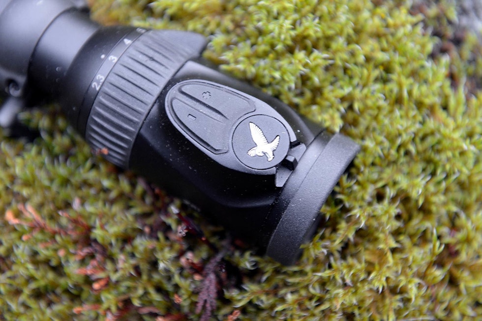Swarovski-JUVEL: Swarovski legger stor vekt på design. Noen ganger går det utover betjeningskomforten. Men lekkert er Z8i, med lysbryteren formet som hjorteklauver. Test-Swarovski-Z8i-2