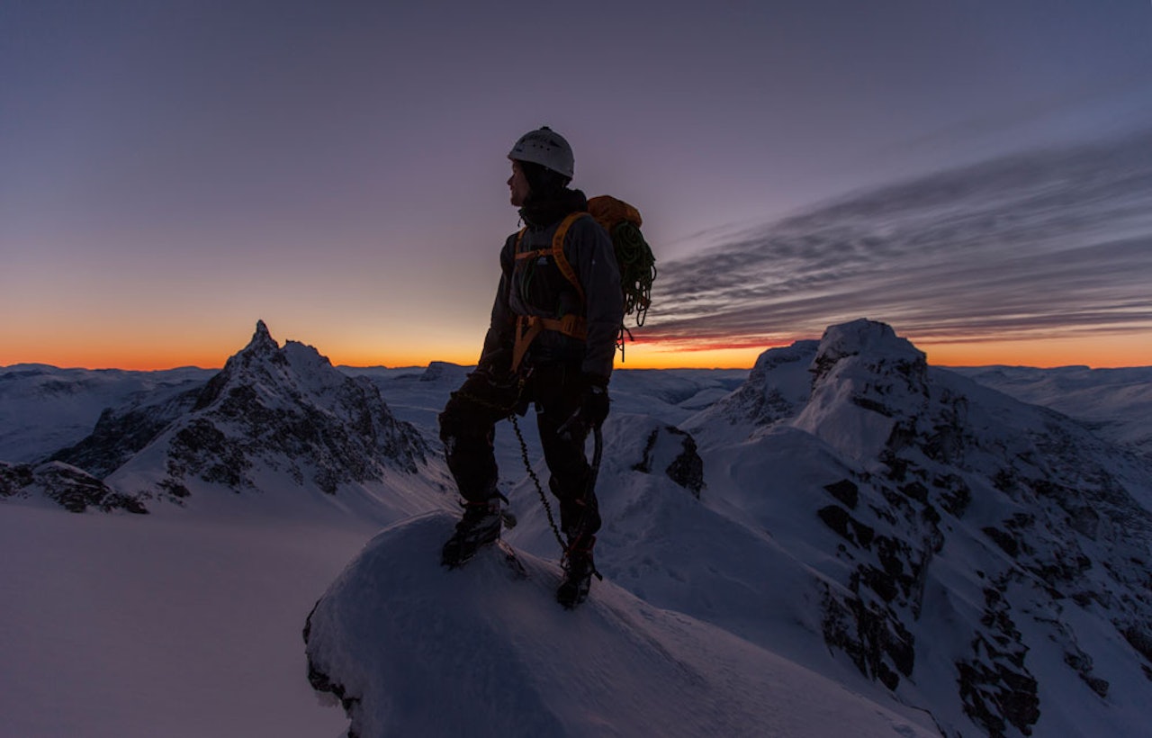 VINTER OM SOMMEREN: Sigurd Løvfall trives når sommeren er av det vinterlige slaget høyt til fjells, som her på Vengetindtraversen i Romsdalen. Foto: Privat VINTER OM SOMMEREN: Sigurd Løvfall trives når sommeren er av det vinterlige slaget høyt til fjells, som her på Vengetindtraversen i Romsdalen. Foto: Privat