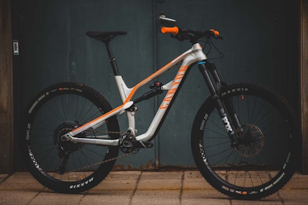 ALT PÅ PLASS: Canyon Spectral AL har en utstyrsliste uten minus og allsidige egenskaper som passer både nybegynnere og erfarne stisyklister. Er du tung i shortsen eller sykler hardt bør du ha litt ekstra luft i bakdemperen. ALT PÅ PLASS: Canyon Spectral AL har en utstyrsliste uten minus og allsidige egenskaper som passer både nybegynnere og erfarne stisyklister. Er du tung i shortsen eller sykler hardt bør du ha litt ekstra luft i bakdemperen.