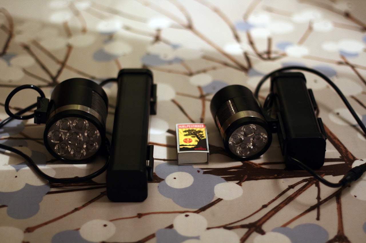 STOR OG KRAFTIG: Moonlights Bright as Day 4000 til venstre og 2000-versjonen til høyre, begge med batteriene. Fyrstikkeska i midten viser størrelsesforholdet. Foto: Tore Meirik STOR OG KRAFTIG: Moonlights Bright as Day 4000 til venstre og 2000-versjonen til høyre, begge med batteriene. Fyrstikkeska i midten viser størrelsesforholdet. Foto: Tore Meirik