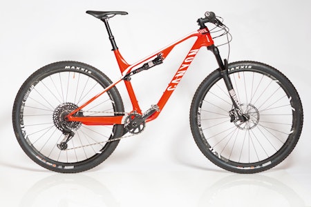 FAGERHAUGS NYE: Vår egen verdenscupvinner, Petter Fagerhaug skal sykle på Canyon Lux i årets sesong. Vår røde testsykkel har noe rimeligere karbon enn toppmodellen og 110 mm vandring i gaffelen. FAGERHAUGS NYE: Vår egen verdenscupvinner, Petter Fagerhaug skal sykle på Canyon Lux i årets sesong. Vår røde testsykkel har noe rimeligere karbon enn toppmodellen og 110 mm vandring i gaffelen.